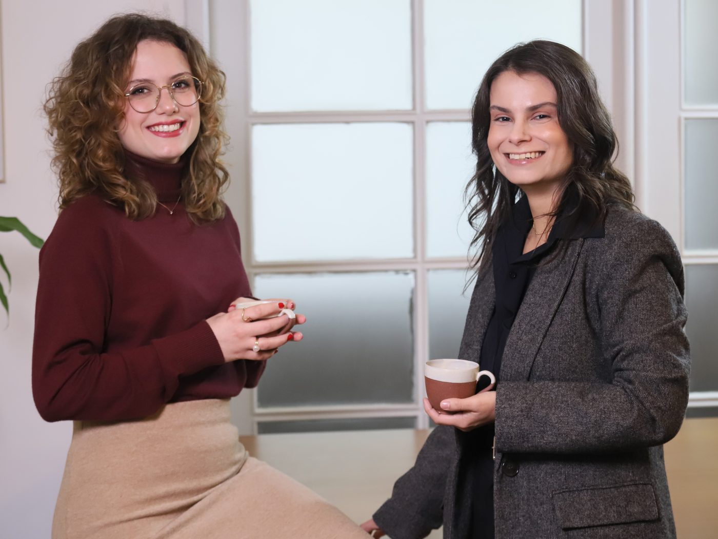 As sócias Isabela Weingärtner Welter e Juliana Rodrigues Ribas em conversa no escritório